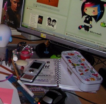cluttered-desk